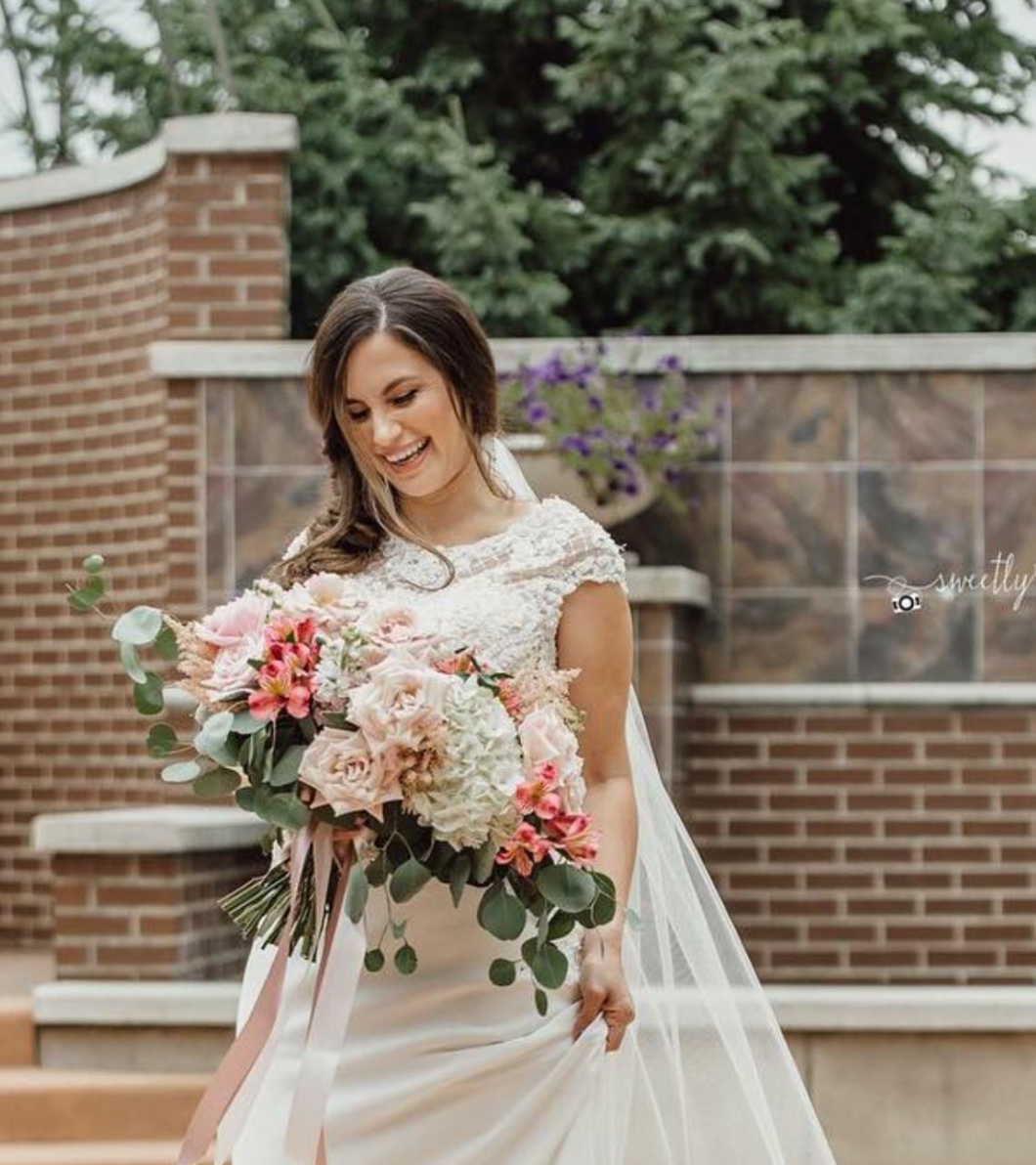 116434026_3807036219312542_9154318764631087710_o@2x bride